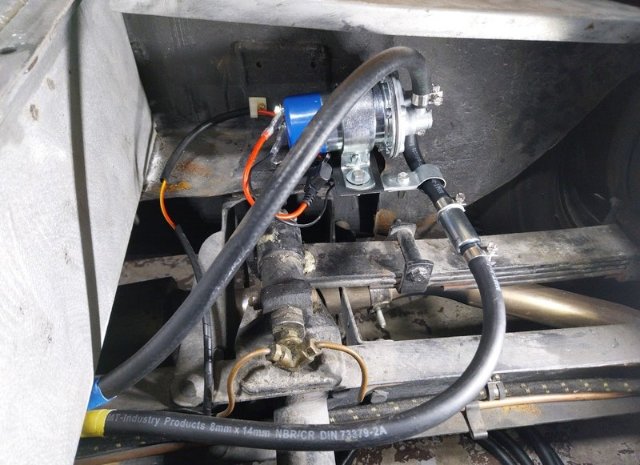 neue hardi pumpe eingebaut - hinten rechts _8.jpg